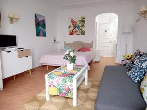 a living room with a couch and a table at Luminoso y tranquilo estudio zona Botánico in Puerto de la Cruz