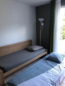een slaapkamer met een bed en een raam bij Cottage 102 in Saumur