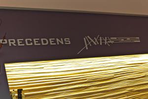 een muur met een bord dat repsolben leest bij Penzión Precedens in Trebišov