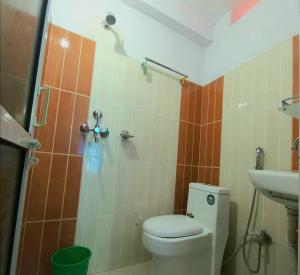 Un baño de Hotel Aarjan And Restaurant