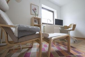 - un salon avec une chaise et un bureau dans l'établissement Ferienwohnung 120, à Schloß Holte-Stukenbrock