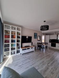 Televízia a/alebo spoločenská miestnosť v ubytovaní Apartament Sosnowy Las