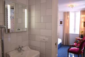 La salle de bains est pourvue d'un lavabo et d'un miroir. dans l'établissement Rosalia's Menagerie Cocktail Lounge & InnUpstairs, à Amsterdam