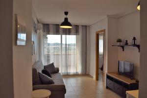 salon z kanapą i telewizorem w obiekcie Valparaiso Marina Dór Planta 7 w mieście Oropesa del Mar