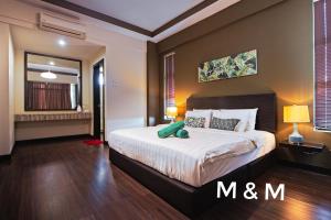 a bedroom with a large bed in a room at AA Residen Luxury Condo HOMESTAY 18mins walk Tanjung Aru Beach & GOLF Course, not Beach Side Resort in Kota Kinabalu