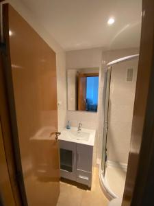 łazienka z umywalką i prysznicem w obiekcie Valparaiso Marina Dór Planta 7 w mieście Oropesa del Mar +10 zdjęć