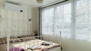 una camera da letto con una culla e una grande finestra di Chata Terezka a Jedovnice