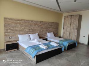 A bed or beds in a room at pyramids view suite/vista piramidi