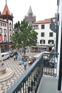 uma vista a partir de uma varanda de uma rua com edifícios em Edificio Charles 101 no Funchal