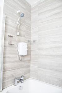 Ванная комната в Withnell Stays - Apartment One - Ground Floor