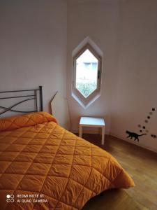 ローマにあるMarco's Houseのベッドルーム1室(ベッド1台、鏡、テーブル付)