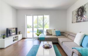 a living room with a couch and a tv at Nice Apartment In Smokvica Krmpotska With House Sea View in Zagreb