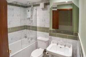 ein Badezimmer mit Toilette, Waschbecken und Badewanne in der Unterkunft Landews Meadow Cottages in Badlesmere + 29 Fotos