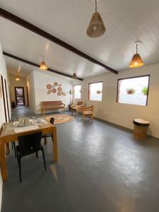 ein großes Wohnzimmer mit einem Tisch und Stühlen in der Unterkunft Pousada Nativa Jeri in Jericoacoara