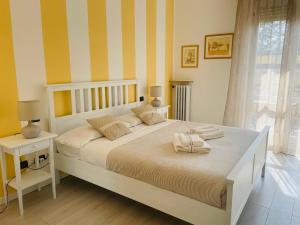 ヴェローナにあるGrazia Luxury Homeのベッドルーム1室(ベッド1台、タオル2枚付)