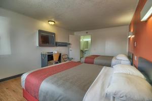 TV a/nebo společenská místnost v ubytování Motel 6-Lima, OH