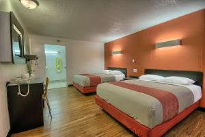 Postel nebo postele na pokoji v ubytování Motel 6-Lima, OH