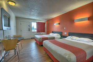 Postel nebo postele na pokoji v ubytování Motel 6-Lima, OH