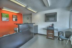 Kuchyň nebo kuchyňský kout v ubytování Motel 6-Lima, OH