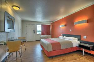 Postel nebo postele na pokoji v ubytování Motel 6-Lima, OH