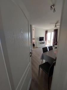 TV a/nebo společenská místnost v ubytování Apartmani NIKA