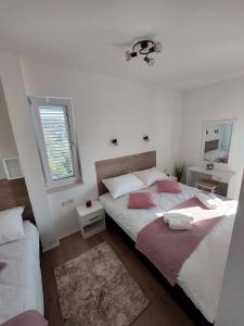 Postel nebo postele na pokoji v ubytování Apartmani NIKA