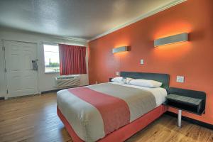 Postel nebo postele na pokoji v ubytování Motel 6-Lima, OH