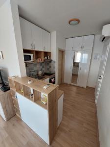 Kuchyň nebo kuchyňský kout v ubytování Apartmani NIKA