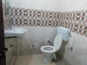 a bathroom with a toilet and a sink at Madhuvan Home stay in Rishīkesh