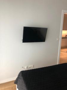 Televízia a/alebo spoločenská miestnosť v ubytovaní Apartamenty DK9 Promenada Gwiazd 14