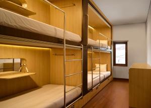 Katil dua tingkat atau katil-katil dua tingkat dalam bilik di Kamala House