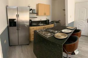 uma cozinha com um fogão e um frigorífico de aço inoxidável em PRECIOSO APARTAMENTO DE LUJO AMOBLADO em Chitré