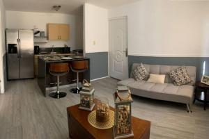 uma sala de estar com um sofá e uma cozinha em PRECIOSO APARTAMENTO DE LUJO AMOBLADO em Chitré