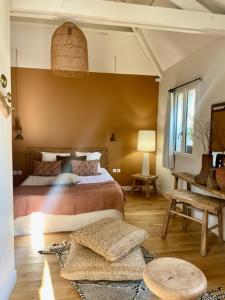 ein Schlafzimmer mit einem Bett, einem Tisch und einem Stuhl in der Unterkunft Villa Louisa in Saint-Malo + 37 Fotos