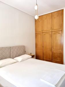 Postel nebo postele na pokoji v ubytování Almyros Aktis seaview apartment