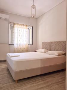 Postel nebo postele na pokoji v ubytování Almyros Aktis seaview apartment