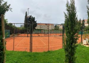 Tenis alebo squash v ubytovaní Guest House Vila Micika Dubrovnik alebo jeho okolí