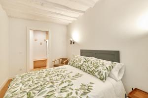 - une chambre avec un lit et une couette verte et blanche dans l'établissement Santo Andía by Clabao, à Pampelune