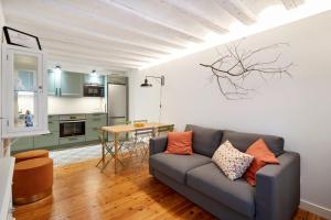 un salon avec un canapé et une table dans l'établissement Santo Andía by Clabao, à Pampelune