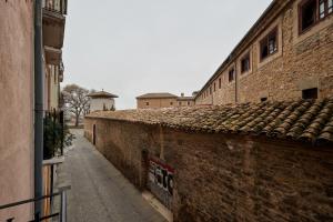 Une allée dans un ancien bâtiment avec un toit en carrelage dans l'établissement Santo Andía by Clabao, à Pampelune