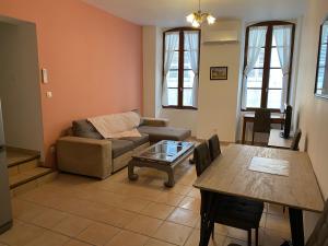 uma sala de estar com um sofá e uma mesa em DECOUVERTE DE MARSEILLE em Marselha