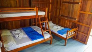 Двухъярусная кровать или двухъярусные кровати в номере Amazon Boto Lodge Hotel