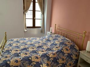 um quarto com uma cama com uma colcha azul e amarela em DECOUVERTE DE MARSEILLE em Marselha