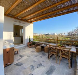 En balkon eller terrasse på Naxian Touch