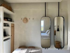 um quarto com um espelho e uma cama em Naxian Touch em Agia Anna (Naxos)