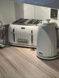 a toaster sitting on top of a kitchen counter at Modern + Secluded 3 bed, 10 mins into city centre in Spixworth