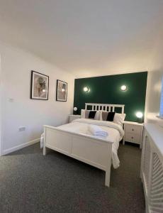 Ένα ή περισσότερα κρεβάτια σε δωμάτιο στο Modern + Secluded 3 bed, 10 mins into city centre