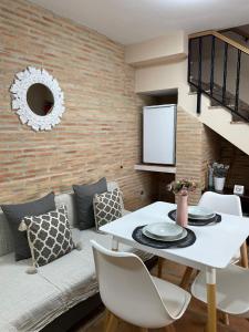 a living room with a white table and chairs at Sueños de Monfrague in Torrejón el Rubio