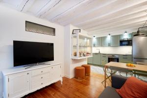 un salon avec une grande télévision à écran plat sur un mur dans l'établissement Santo Andía by Clabao, à Pampelune