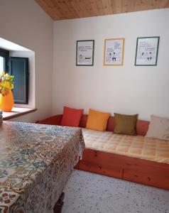 - un salon avec un canapé et une table dans l'établissement Nni Turiddu, à Cammarata